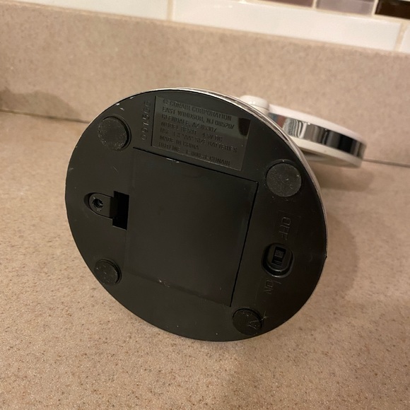 White & Silver Portable LED Makeup Mirror - Picture 4 of 11